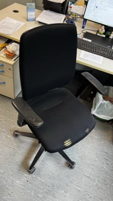 1 Drehstuhl mit Armlehnen